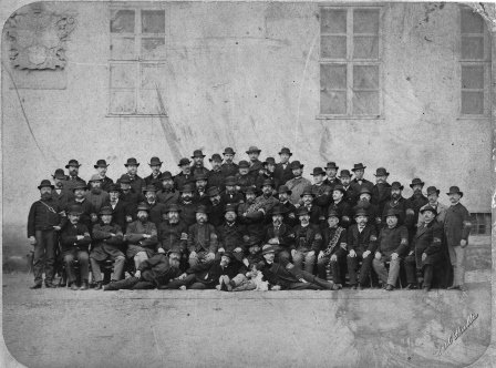 1862_Turner-Feuerwehr_im_Hof_Stadttheater_1_Inv._Nr._102606